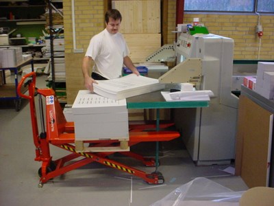Inoxroll Oy - Käsikäyttöinen saksivaunu HL1006